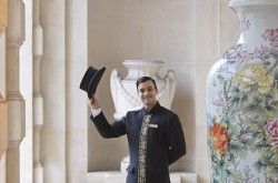 Wedding planner de Mille Mariages pour l'organisation de mariage de prestige et de luxe à l’hôtel Shangri-La Paris, le maître de cérémonie