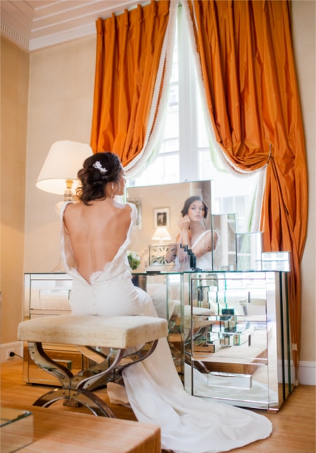mariage romantique à l'HOTEL Paris , la jeune mariée se prépare sans sa chambre