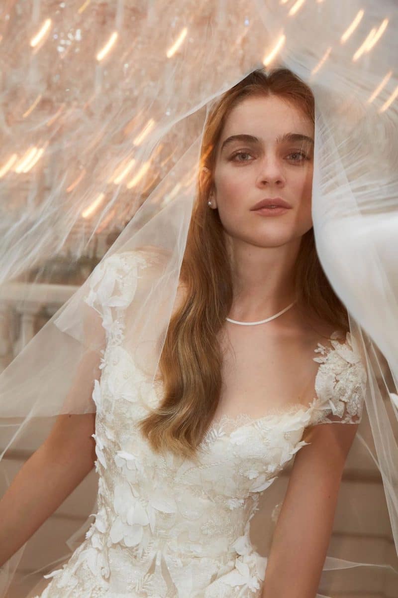 robe de mariée princesse Elie Saab pour le bal de Vienne collection mariage Mille Mariages robe n°22 colier de perles voile